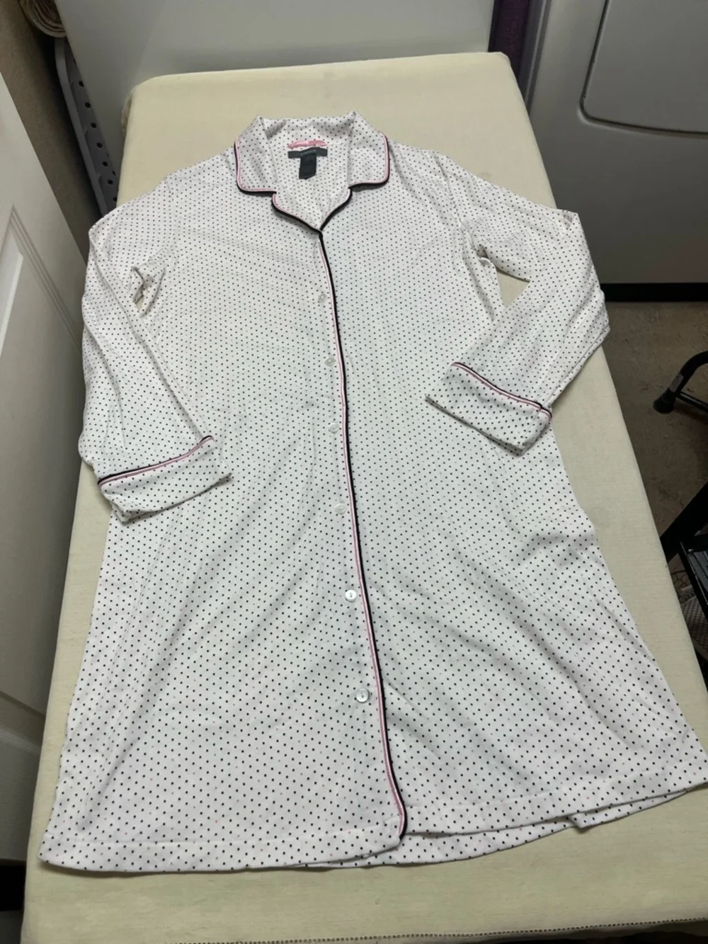 NWT Liz Claiborne M white polka dot button up sleep shirt